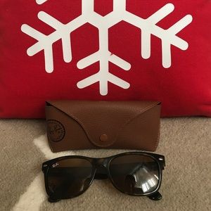 🕶 Brown Wayfarer Ray-Bans